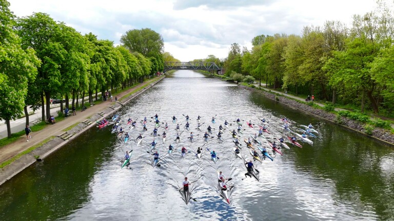 kajakkers op het kanaal in groep