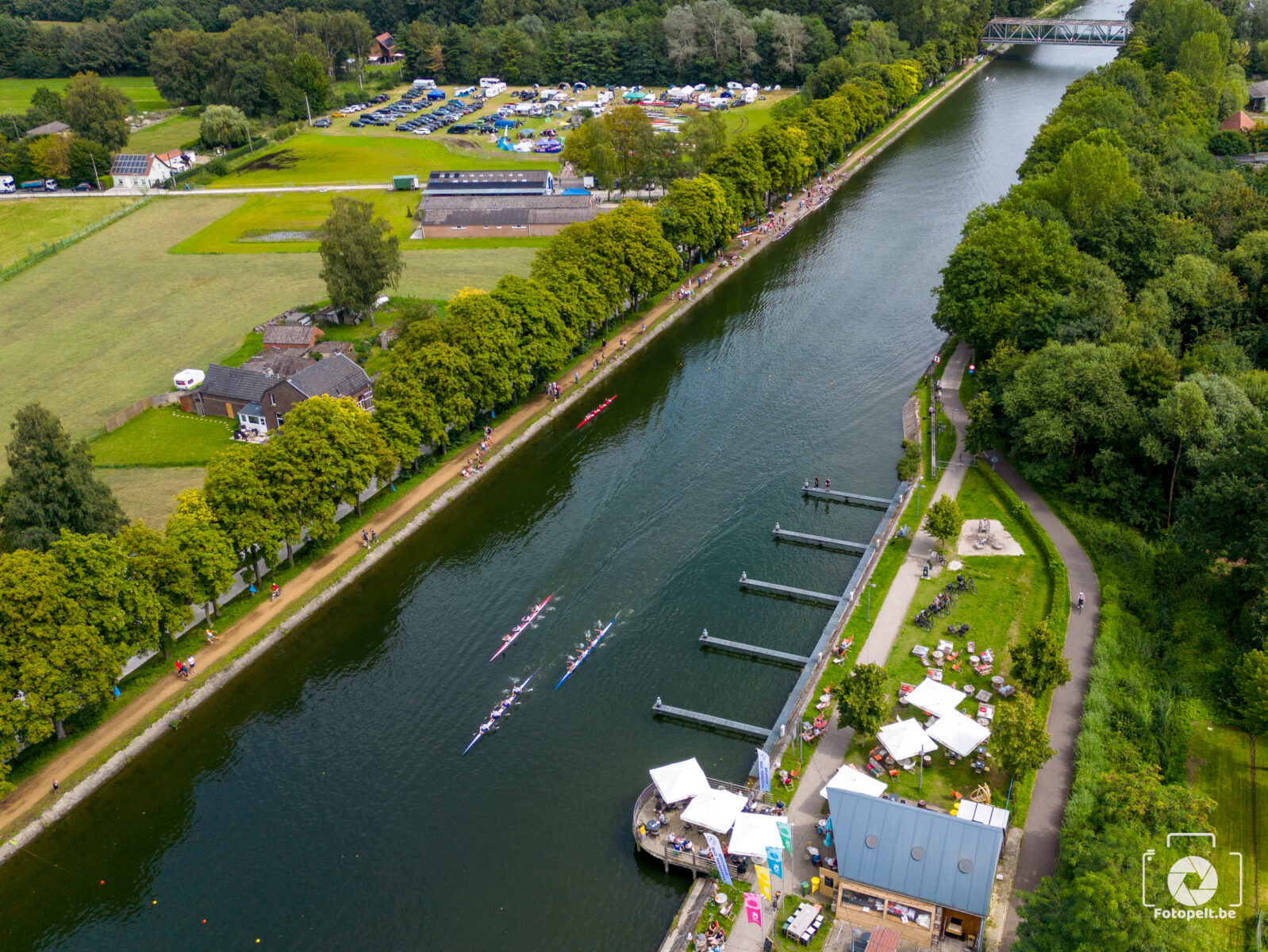 Luchtfoto van de Neerpeltse Watersport Club, het terras, kajakkers en het kanaal.